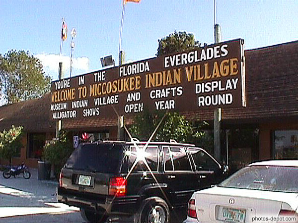 Voitures devant magasin indien