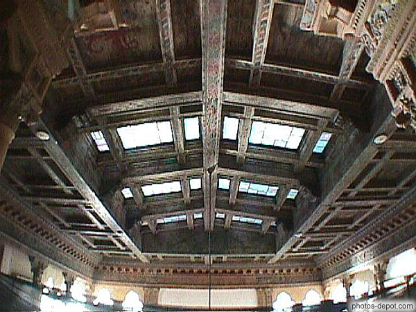 photo de plafond aux multiples poutres peintes