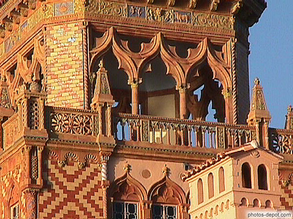 photo de détail d'architecture de la tour de Cà d'Zan