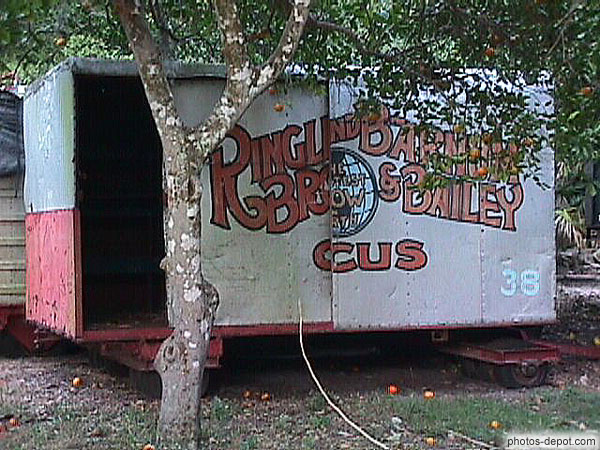 Vieille roulotte de cirque