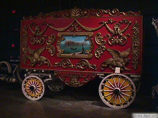 photo de roulotte de cirque richement décorée