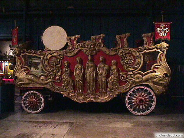 Carrosse richement décoré