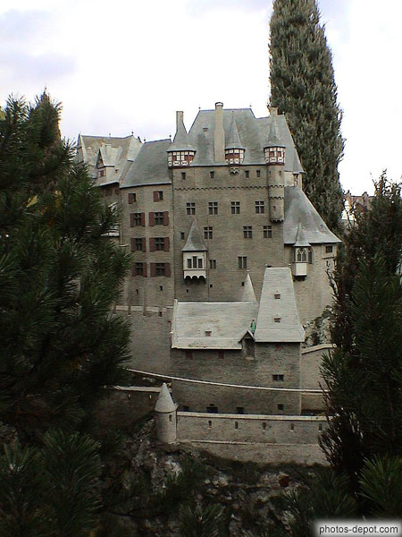 photo d'Allemagne, chateau rhenan d Eltz, chevaliers tete de fer  abritant plusieurs familles heritieres (comptant 8 tours d habitation groupees autour d une cour interieure ovale)