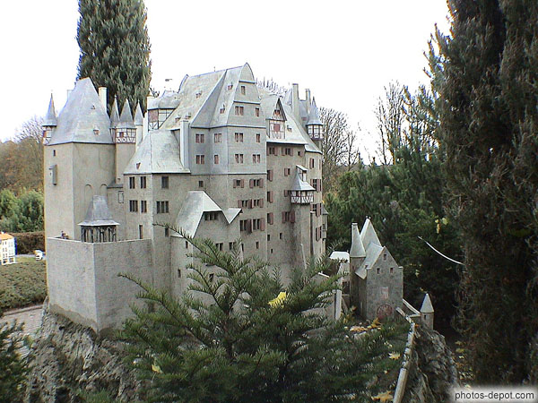 photo d'Allemagne, chateau rhenan d Eltz, chevaliers tete de fer Ganerbenburg abritant plusieurs familles heritieres (comptant 8 tours d habitation groupees autour d une cour interieure ovale)