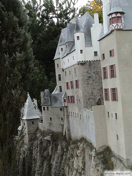 photo d'Allemagne, chateau rhenan d Eltz,Ganerbenburg  abritant plusieurs familles heritieres (comptant 8 tours d habitation groupees autour d une cour interieure ovale)
