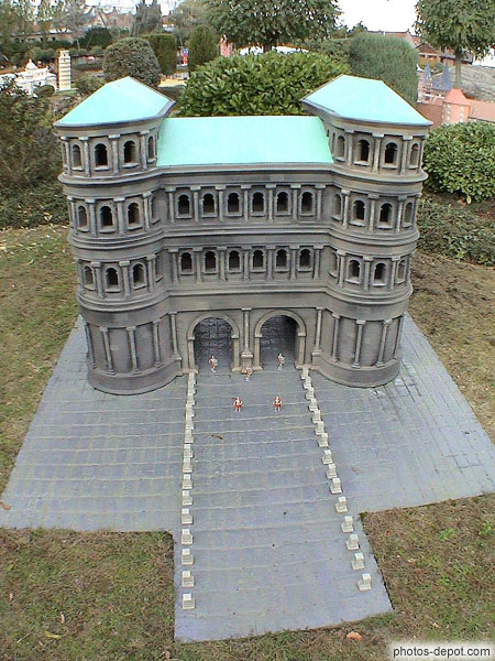 photo d'Allemagne, Treves, Porta Nigra, porte romaine, 180 AP JC, transformée en église au XIe