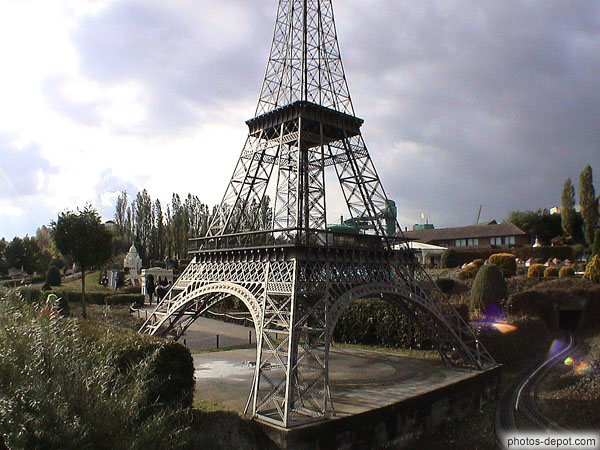photo de France, Paris, pied de la tour Eiffel