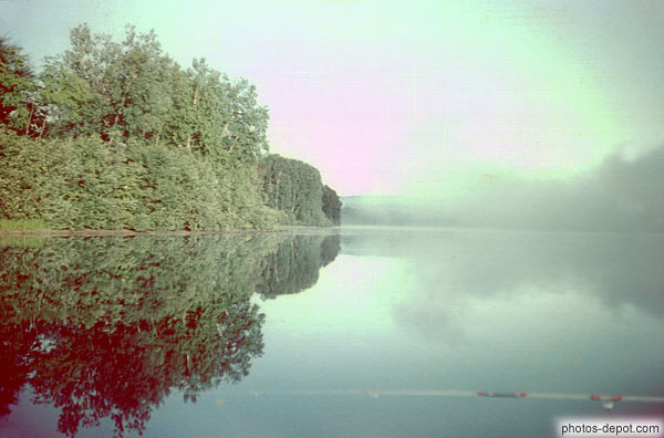 photo d'annonciation brume matinale sur le lac juillet