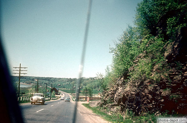photo de voitures sur la route de Québec