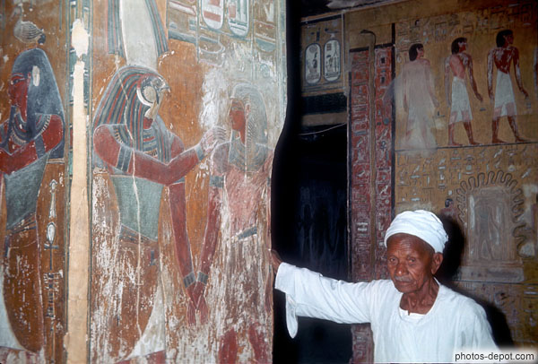 photo d'hieroglyphes tombeau de Toutankamon, homme adossé à la pierre