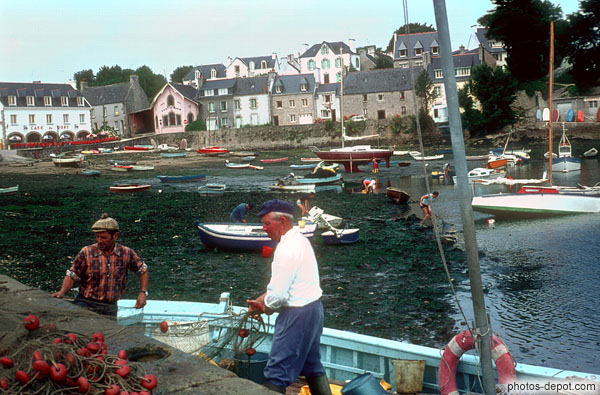 photo de pêcheurs rangeant leurs filets sur le vieux port
