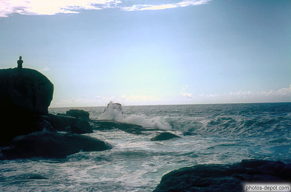 photo de vagues sur la côte rocheuse