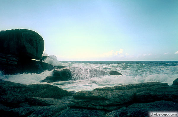 photo de vagues sur la côte rocheuse