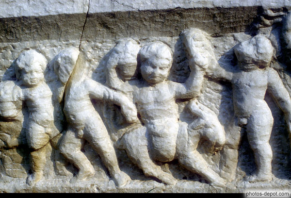 Bas relief enfants