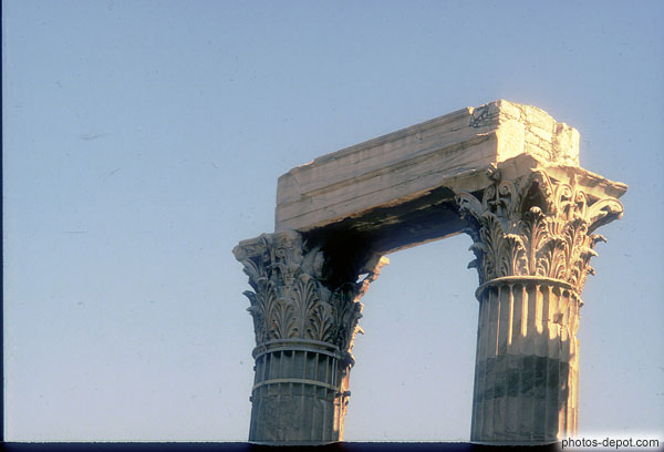 photo de bloc sur colonnes aux fines sculptures
