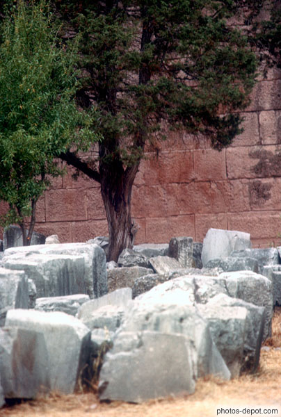 photo de blocs de pierre devant mur