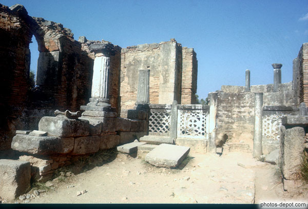 photo d'intérieur de batiment en ruines