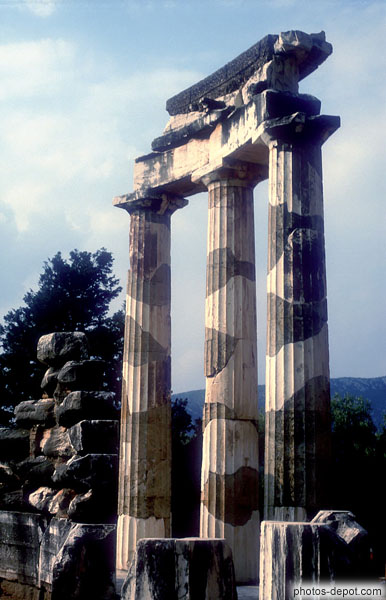 photo de Le sanctuaire d'Athena Pronaia servit également de carrière de marbre, d'où son autre nom de Marmaria