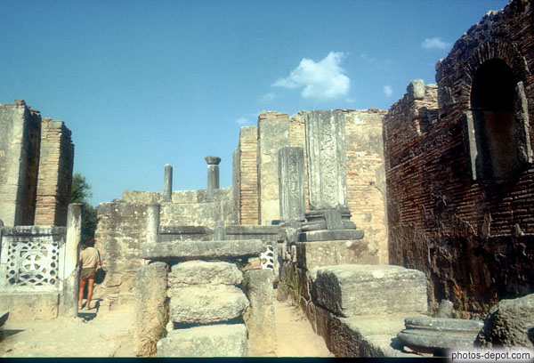photo de ruine d'habitation mêlant briques et blocs de pierre