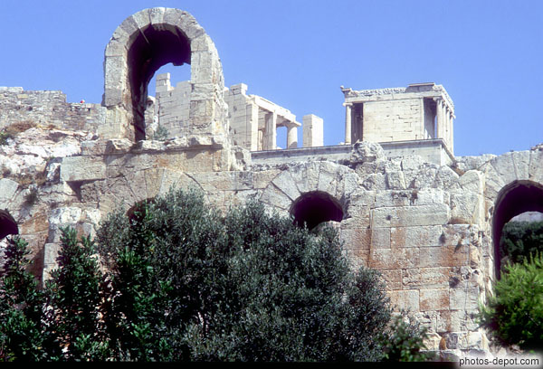 photo de ruines aux arches romanes