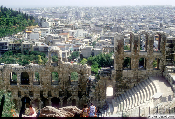 photo de ruines du theatre surmontant la ville de Milos
