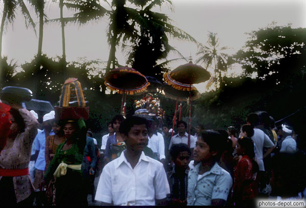 photo de procession enfants et ombrelles