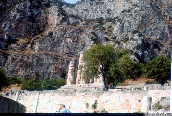 photo de ruines colonnes devant la falaise