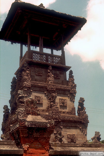 photo de tour du temple richement sculpté