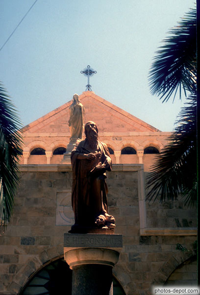 photo de Statue de St Hieronymus devant la chapelle de la Nativité