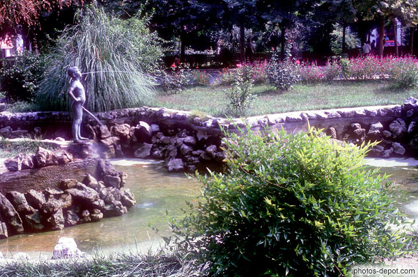 Fontaine enfant pissant et crachant dans jardins