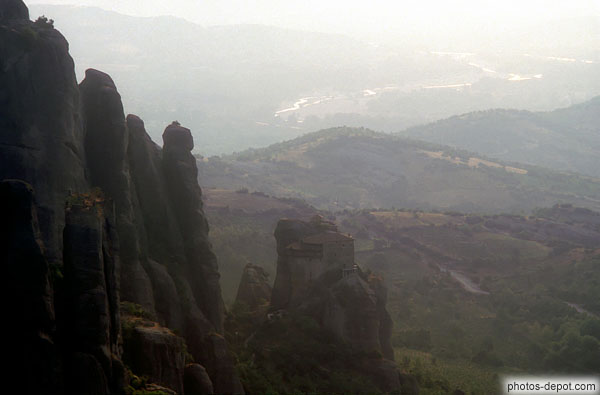 Maison perchée devant la vallée