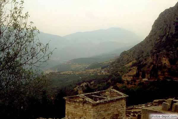 photo de ruine devant la vallée