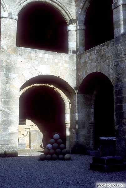 Boulets de canon dans la cour