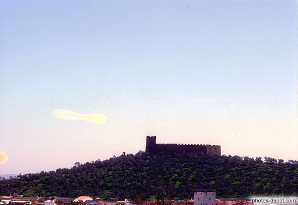 photo de chateau fort sur colline