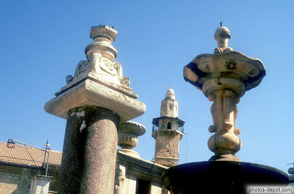 photo de fontaine devant minaret