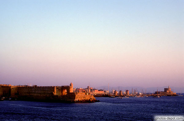 photo de murs et tours du port