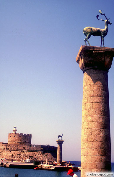 photo de cerf et biche sur les deux colonnes à l'entrée du port