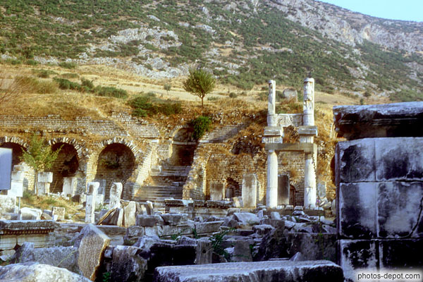 photo de cimetière de pierres et colonnes