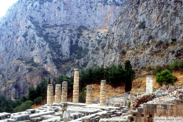 photo de colonnes du theatre dans la montagne
