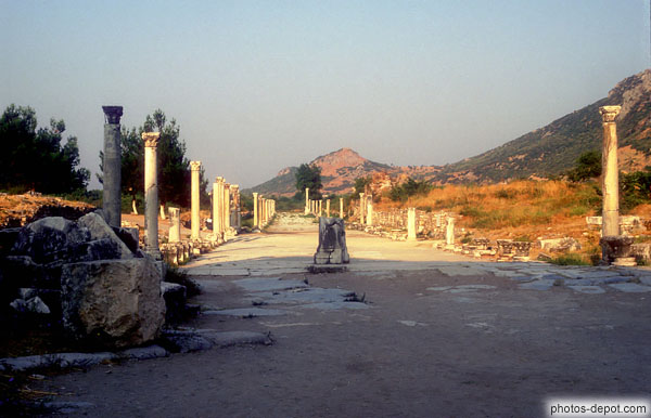 Allée de colonnes lisses