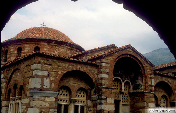 église de pierres et de briques