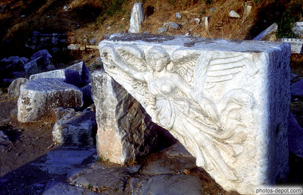 photo de pierre gravée ange feminin