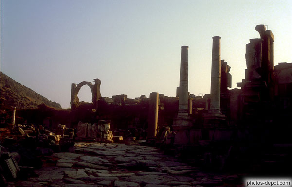 photo de route pavée dans les ruines