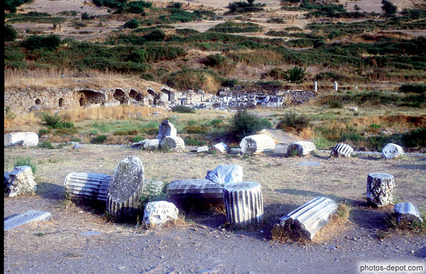 photo de ruines de colonnes striées