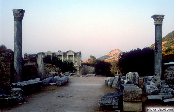 photo de ruines et batiment à colonnes
