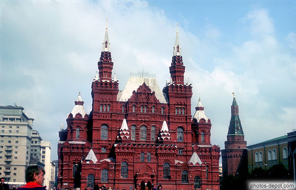 photo de batiment rouge aux multiples tours