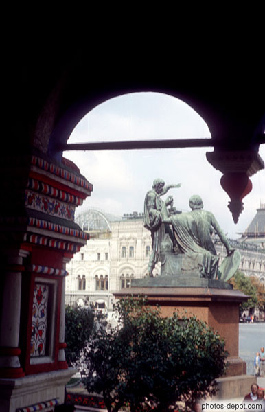 photo de statues devant le palais