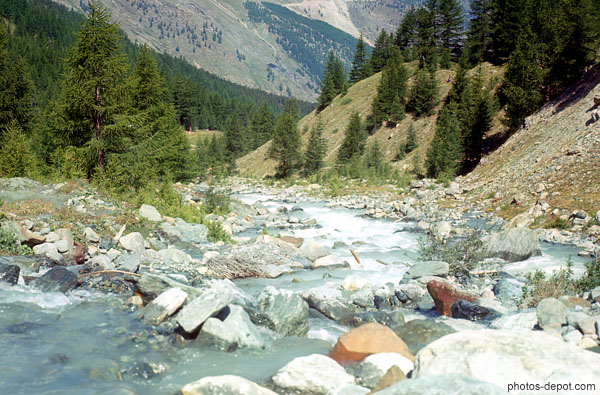 photo de ruisseau dévalant la montagne, Saas-Fee