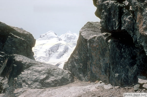 photo de Sommets enneigés derrière les rochers Garnergrat Zermatt