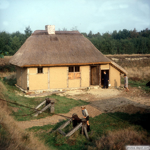 photo de petite maison au toit de chaume